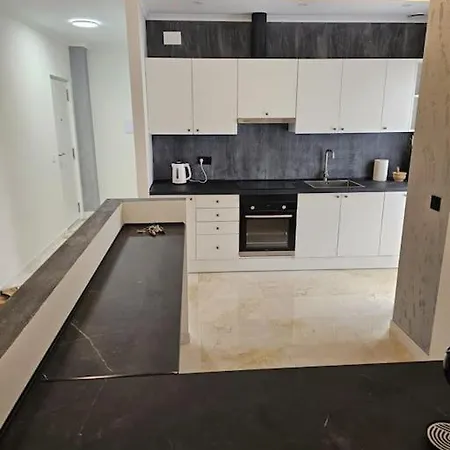 Modern 3 Bedrooms Apartment *